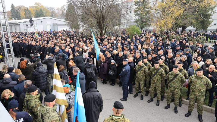 Kroacia: Mijëra qytetarë bëjnë homazhe për viktimat në Vukovar