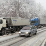 Ndalohet qarkullimi i automjeteve të rënda në rrugën Gostivar-Mavrovë-Dibër