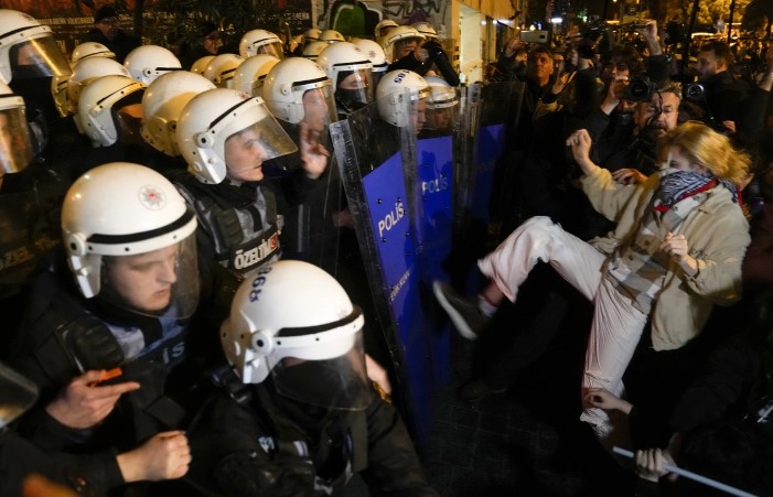 Autoritetet turke kanë arrestuar mbi 300 persona në protestat e mbajtura mbrëmë