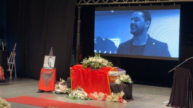 “Do të kujtojmë sa të rrojmë”, artistët i japin lamtumirën e fundit Shpatit (VIDEO)