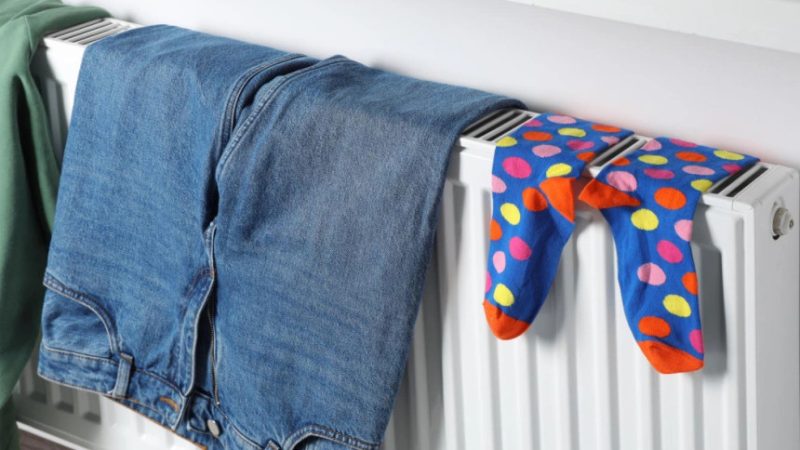 Ndaloni tharjen e rrobave mbi radiatorë – çon në probleme serioze